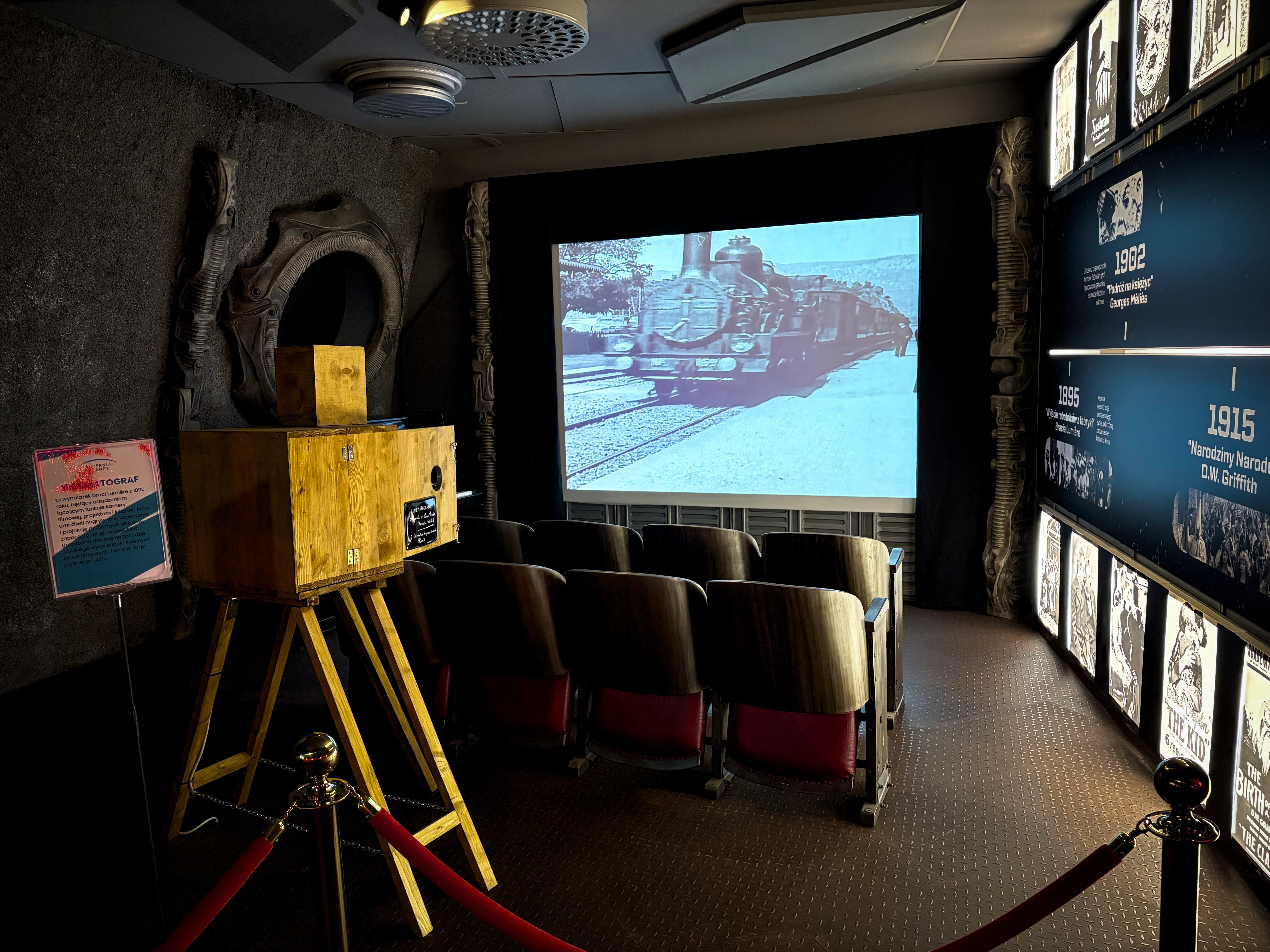Stanowisko poświęcone początkom kina na ścieżce edukacyjnej.