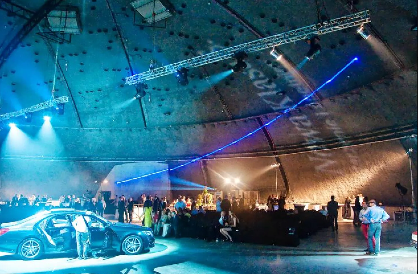 Pokaz w kopule z autoshow